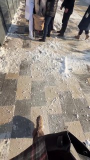 В Москве глыба льда упала на женщину с коляской