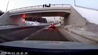 Хулиганы бросили лед на машину в Москве