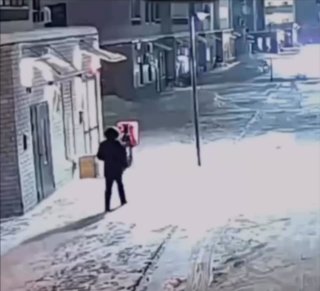 В Тюмени мужчина ограбил курьера ради еды