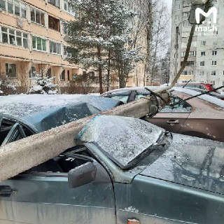 В Сертолово столб упал на автомобиль
