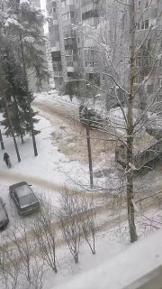 КамАЗ, убирая снег, сбил фонарный столб и повредил автомобиль в Ленинградской области