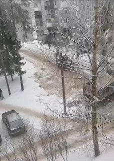 В Ленобласти КамАЗ сбил фонарный столб, упавший на автомобиль