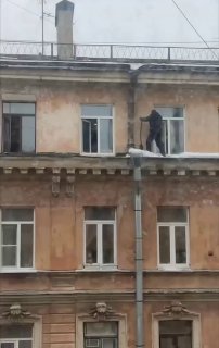 В Петербурге коммунальщик убрал снег на высоте пятого этажа без страховки