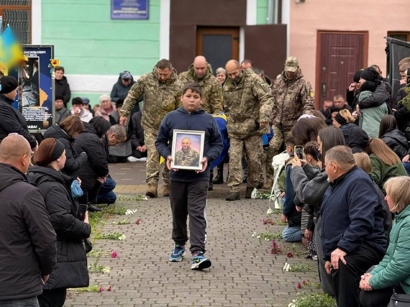 На Украине молодой человек якобы похоронил восемь отцов