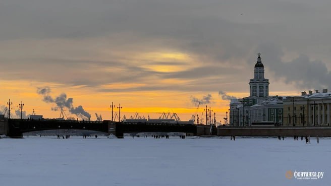 Жители Петербурга гуляют по льду Невы, несмотря на запрет