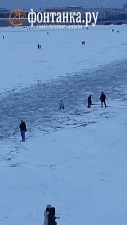 Жители Петербурга спорят о безопасности прогулок по льду Невы