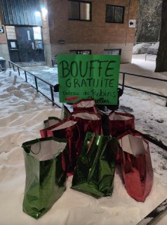 В Канаде "Робин Гуды" ограбили магазин и раздали продукты нуждающимся