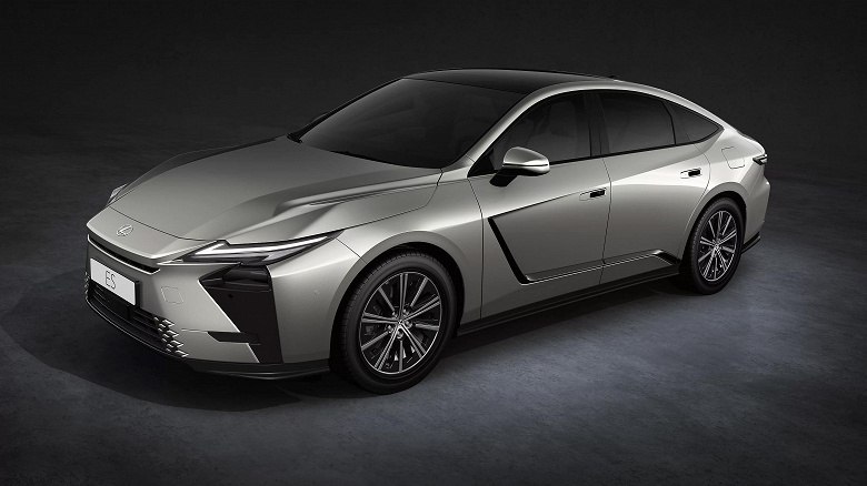 Toyota запускает электромобиль Lexus ES в Китае