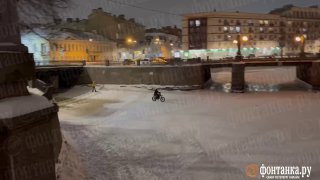 В Петербурге на льду реки катались на мотоциклах и сноубордах