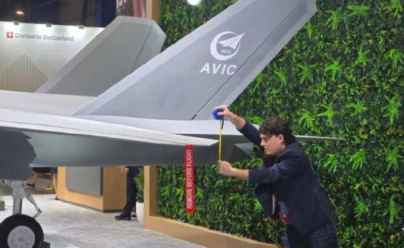 Американский предприниматель измерил китайский истребитель на авиасалоне и вызвал критику