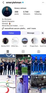 Американский конькобежец пьет российский йогурт в Италии