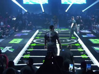 В Австралии популярен новый вид спорта, где мужчины врезаются друг в друга