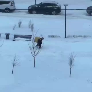 Курьер в Липецке упал в сугроб, доставляя заказ в снегопад