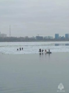Спасатели сняли людей с дрейфующей льдины в Астрахани