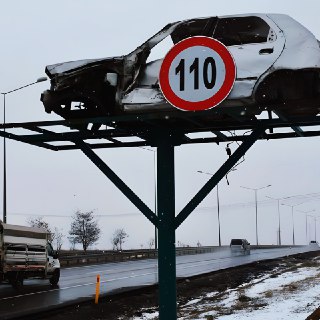 В Турции разбитые машины напоминают о скорости