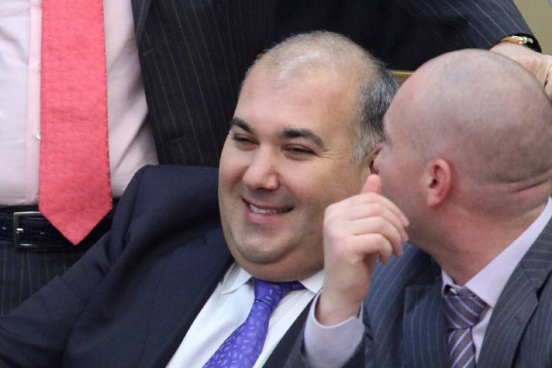 В сети распространяют проплаченные публикации, оправдывающие изнасилование экс-депутата Напсо