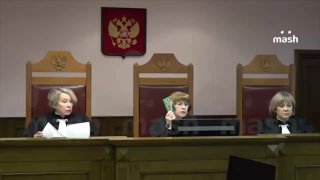 Критика суда за 'воспитание' из-за обложки паспорта