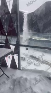 Снег обрушился с крыши центра художественной гимнастики в Москве