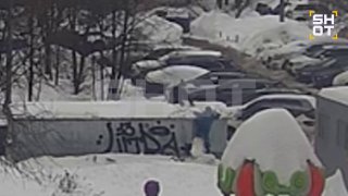 Двое школьников упали в люк в Москве