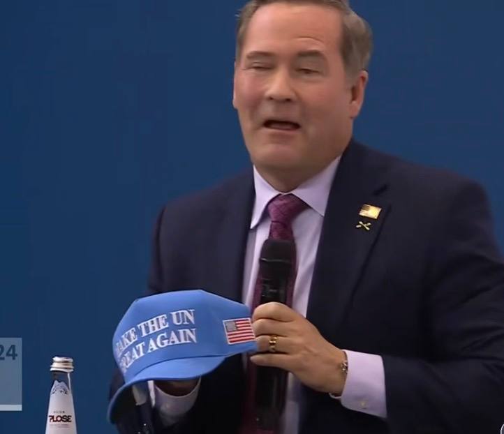 Постпред США в ООН подарил кепку с политическим слоганом