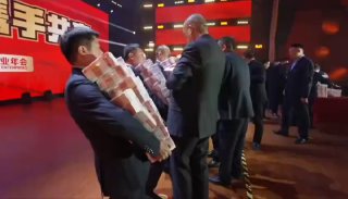 Китайские корпорации выплачивают премии наличными