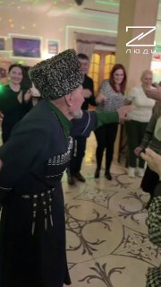 Кавказские старики танцуют лезгинку