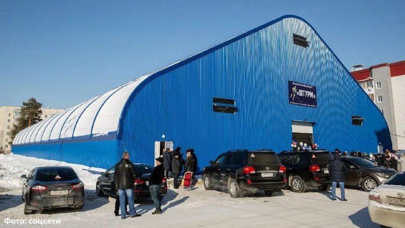 Ребенок пережил клиническую смерть после обрушения снега с крыши корта