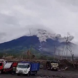 Извержение вулкана Семеру в Индонезии