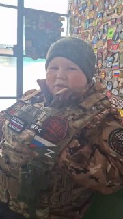 Мальчик собирает флаги для поддержки военных