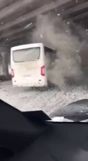 Микроавтобус сгорел под мостом в Москве