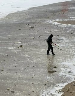 Море после шторма дарит золотоискателям добычу