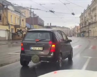 Оригинальный способ защиты от подрезания на дороге