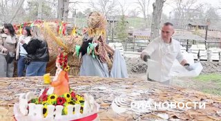 В Крыму испекли гигантский блин