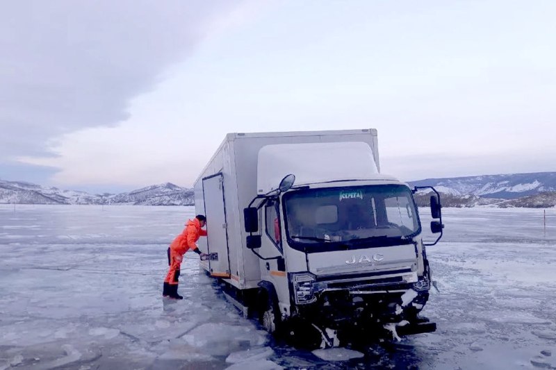 Автомобиль провалился под лёд Байкала