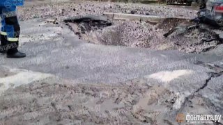 Авария на набережной Фонтанки: провал асфальта после прорыва трубы