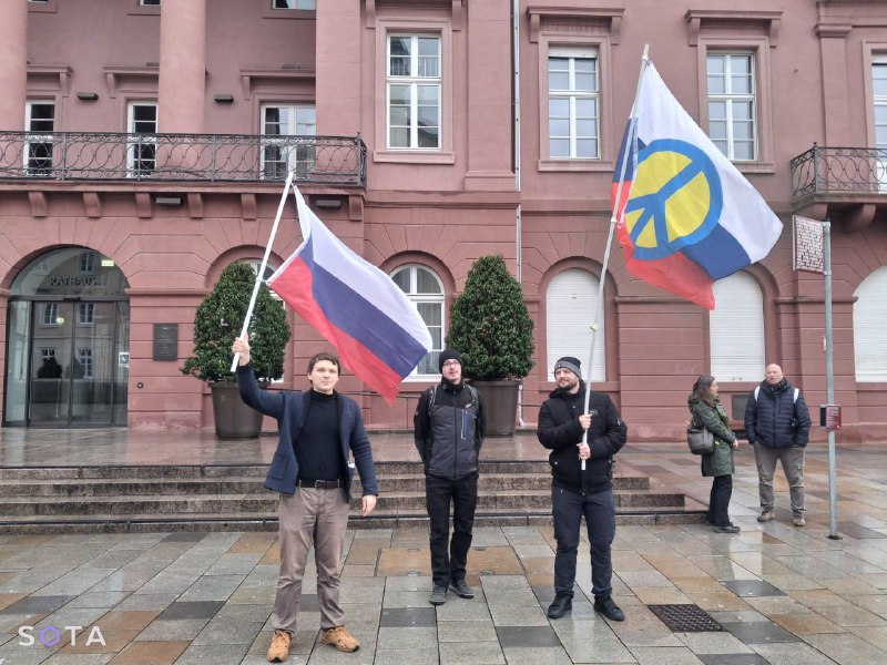 В Карлсруэ прошел пикет в поддержку выдачи гуманитарных виз россиянам