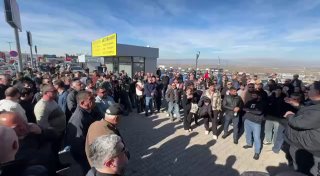 Митинг в Грузии против запрета ввоза старых автомобилей