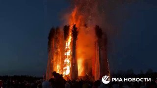 В калужском арт-парке сожгли огромное сердце на Масленицу