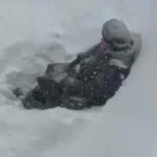 Бабушка в Туле не сдается перед снегопадом