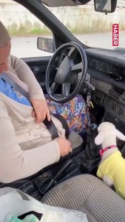 Женщина спасла брошенного козленка в Турции