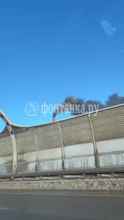 Черный дым из трубы ТЭЦ в Петербурге