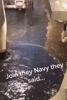 Авианосец США сломался из-за канализации