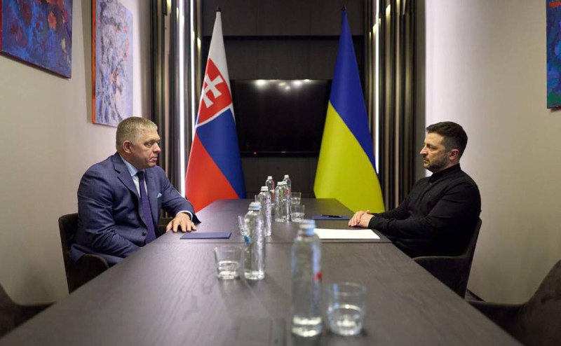 Зеленский отказался обсуждать поставки нефти со Словакией