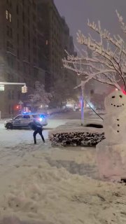 Полицейские Нью-Йорка устроили снежный батл