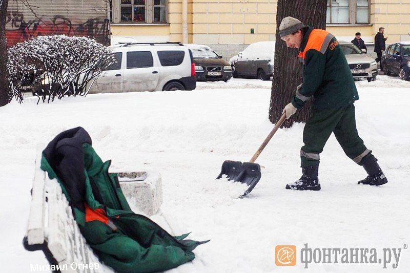 Вице-губернатор Петербурга усомнился в эффективности уборки снега студентами