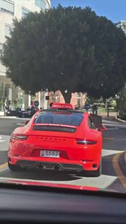 В автошколе Монако учат вождению на Porsche 911 Carrera