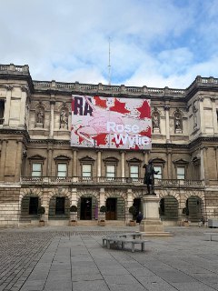 Выставка Rose Wylie в Royal Academy of Art
