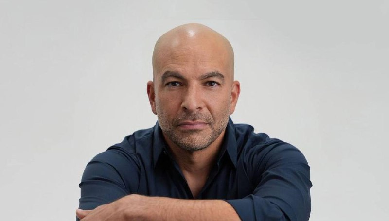 Отставка сотрудника CBS News на фоне скандала с Эпштейном