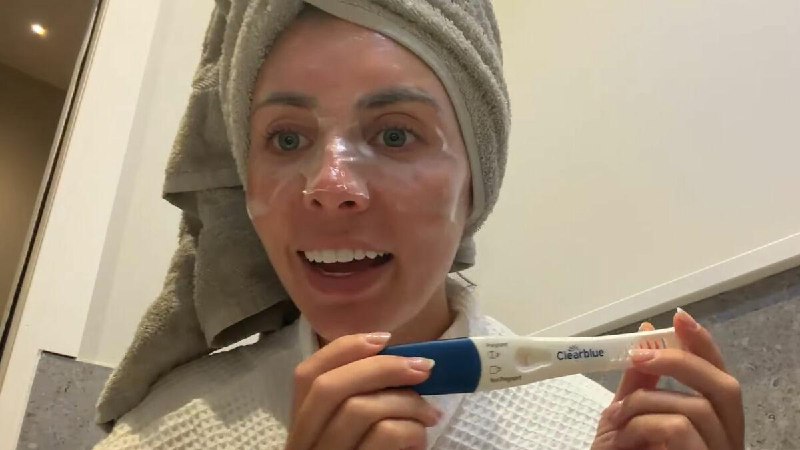 Порнозвезда забеременела после секса с 400 мужчинами