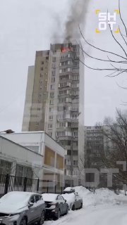 Пожар в многоэтажке в Москве: люди заблокированы